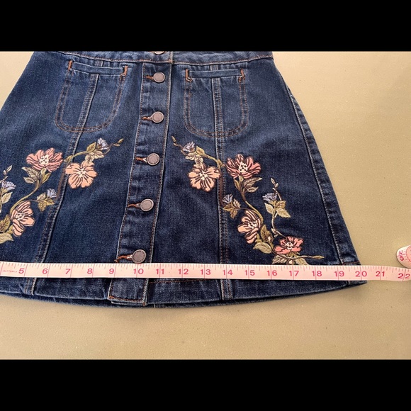 TopShop Denim Miniskirt, embroidered with flowers, brand new! Size 4. - Picture 5 of 8
